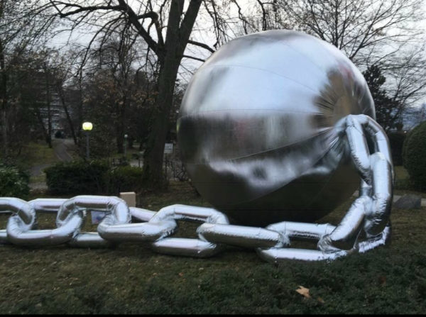 GET A NERVE! - Amulette Haine - The Big Burden - Inflatable chrome sculpture, Villa Sarasin, 2019