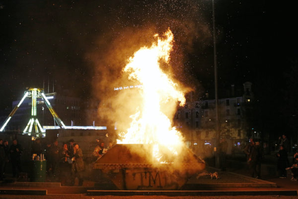 BONFIRE OF POVERTY – Le Bûcher des Endettés – photo by Lumière Noire, 2019