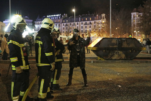 BONFIRE OF POVERTY – Le Bûcher des Endettés – photo by Lumière Noire, 2019